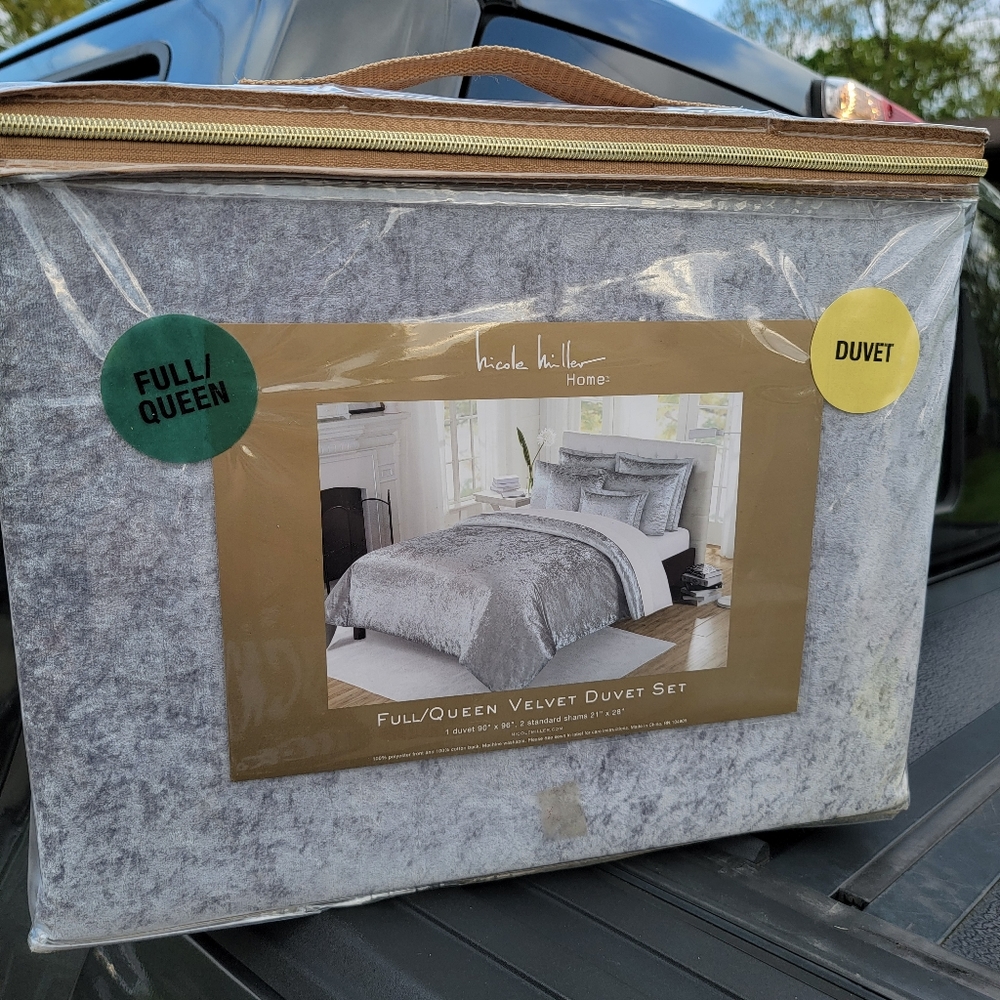 Nicole Miller Duvet set